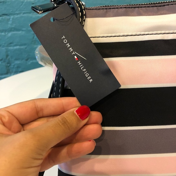 NWT Tommy Hilfiger crossbody bag - Picture 2 of 5